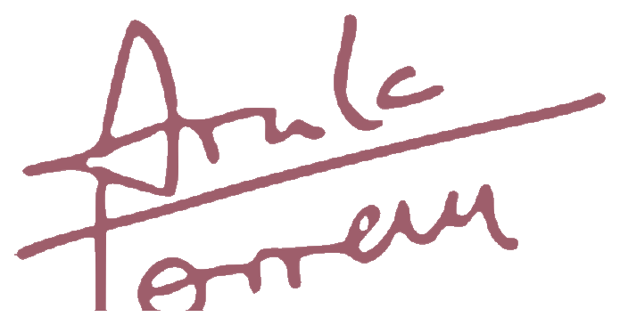 Handwritten signature of Dr. María E. Arcila